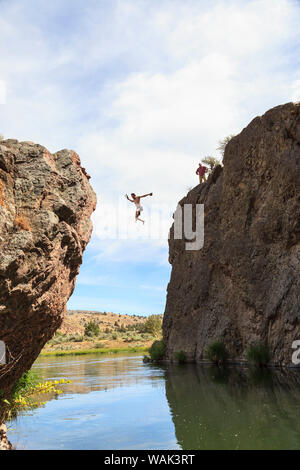 Cliff jumping vicino a Warm Springs Road, inferiore fiume Deschutes, Central Oregon, Stati Uniti d'America (MR) Foto Stock