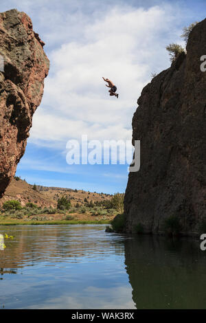 Cliff jumping vicino a Warm Springs Road, inferiore fiume Deschutes, Central Oregon, Stati Uniti d'America (MR) Foto Stock