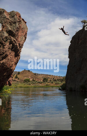 Cliff jumping vicino a Warm Springs Road, inferiore fiume Deschutes, Central Oregon, Stati Uniti d'America (MR) Foto Stock