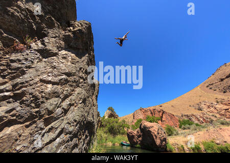 Cliff jumping vicino a Warm Springs Road, inferiore fiume Deschutes, Central Oregon, Stati Uniti d'America (MR) Foto Stock