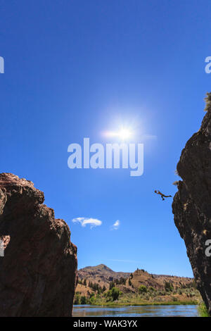 Cliff jumping vicino a Warm Springs Road, inferiore fiume Deschutes, Central Oregon, Stati Uniti d'America (MR) Foto Stock