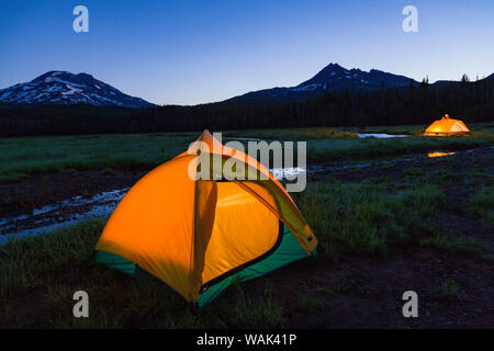 Tenda da campeggio, South Sister (quota 10,358 ft.) Scintille Lago, tre sorelle Deserto Orientale, Oregon, Stati Uniti d'America Foto Stock