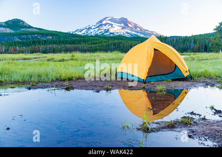 Tenda da campeggio, South Sister (quota 10,358 ft.) Scintille Lago, tre sorelle Deserto Orientale, Oregon, Stati Uniti d'America Foto Stock