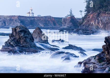 Tempesta di neve a guardare, Cape Arago faro da riva acri del parco statale, Southern Oregon Coast, STATI UNITI D'AMERICA Foto Stock