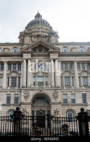 Il porto di Liverpool edificio, una delle tre grazie al Pier Head in Liverpool Foto Stock