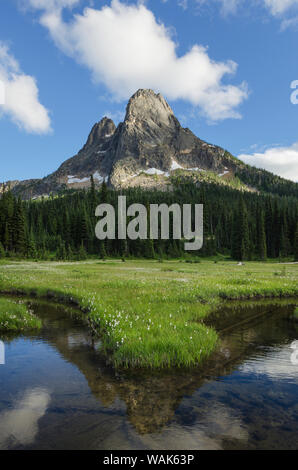 Liberty Bell Mountain si riflette nelle acque di stato Creek, North Cascades, nello Stato di Washington Foto Stock