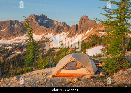 Backpacking tenda allo spuntar del giorno sulla cresta sopra Tagliagole Pass, vicino Pacific Crest Trail. Tagliagole picco è nella distanza. North Cascades, nello Stato di Washington Foto Stock