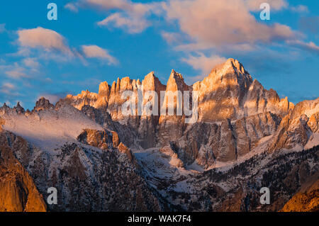 Luce di Alba sul Monte Whitney dall'Alabama Hills, Sequoia National Park, California, Stati Uniti d'America. Foto Stock