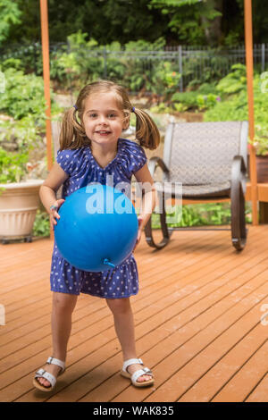 Issaquah, nello Stato di Washington, USA. Bimba di tre anni giocando con un palloncino. (MR,PR) Foto Stock