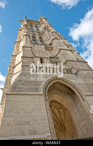 Saint-Jacques Torre che contiene una statua a Blaise Pascal nell'arcata nella sua base. Parigi, Francia Foto Stock