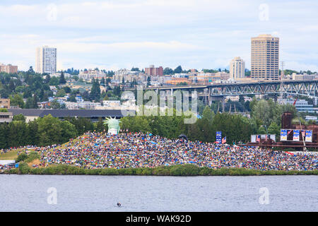 Pre-4luglio fuochi d'artificio celebrazione presso officine del gas park, il Lago Union, Seattle, nello Stato di Washington, USA Foto Stock