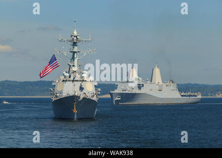 USS Halsey (distruttore) e USS New Orleans (cruiser), viste a bordo della USS Bunker Hill (CG 52) missile cruiser, Seafair celebrazione sfilata di navi della flotta, settimana, della Baia di Elliott, Seattle, nello Stato di Washington, USA Foto Stock