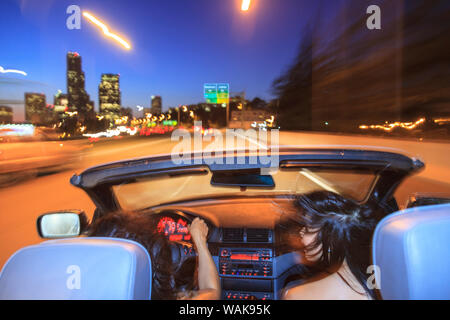 Donne asiatiche nel convertibile guidando attraverso Seattle, nello Stato di Washington, USA. (MR) Foto Stock