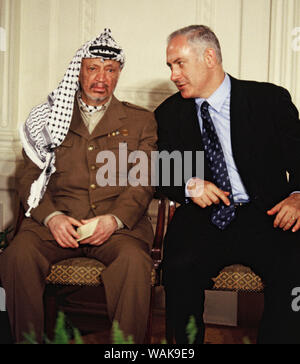 Dicembre 24, 1996. Washington, D.C. Arafat e il Primo Ministro israeliano Benjamin Netanyahu a metà conferenza. Foto Stock