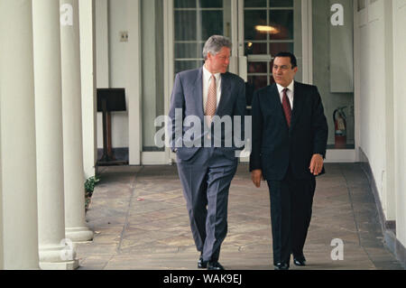 Aprile 04, 1993. Washington, D.C. Il presidente William J. Clinton a piedi con il Presidente egiziano Hosni Mubarak lungo il bianco Foto Stock