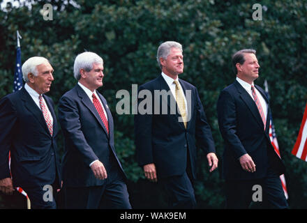 Agosto 05, 1997. Washington, D.C. Il presidente Clinton passeggiate al tavolo sulla South Lawn della Casa Bianca per firmare un disegno di legge su un bilancio equilibrato. (Da sinistra a destra: il senatore Frank Lautenberg, Altoparlante Newt Gingrich, il Presidente Clinton, vicepresidente Al Gore) Foto Stock