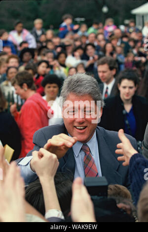 Aprile 04, 1993. Washington, D.C. Il presidente William Jefferson Clinton scuote le mani all'Uovo di Pasqua rotolo sul prato Sud della Casa Bianca Foto Stock