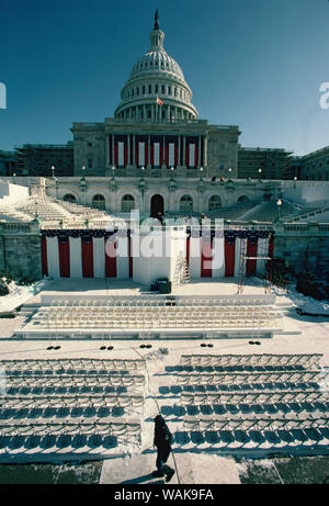 Il 20 gennaio 1985. Washington, D.C. L'Inaugurazione inutilizzati si erge mentre la seconda inaugurazione del Presidente Ronald Reagan si terrà in Campidoglio US Rotunda. La manifestazione è stata spostata all'interno a causa delle estreme condizioni di clima freddo. Foto Stock