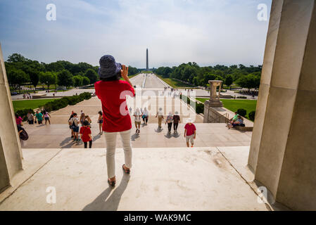 Stati Uniti d'America, Washington D.C. Il Lincoln Memorial, turistico a fotografare il Mall di Washington Foto Stock