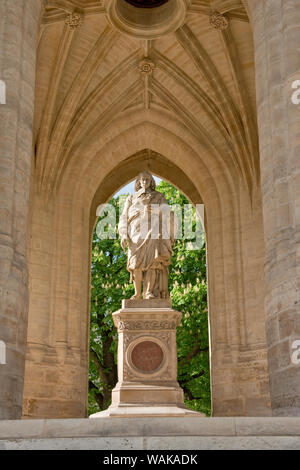 Statua di Blaise Pascal (Pioneer di pressione atmosferica ricerca) situato sotto la Torre Saint-Jacques. Parigi, Francia Foto Stock