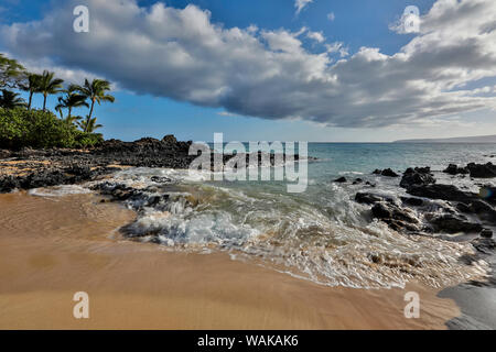 Luce della Sera nella piccola baia sapere come una spiaggia segreta nei pressi di Makena, Maui, Hawaii Foto Stock