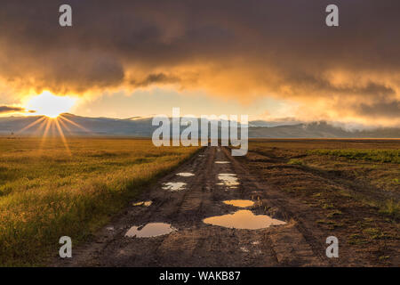 Stati Uniti d'America, Wyoming Grand Tetons. Alba sulle montagne e su strada nel paesaggio. Credito come: Jim Nilsen Jaynes / Galleria / DanitaDelimont.com Foto Stock