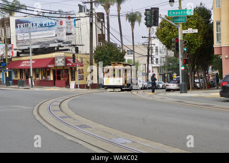 SAN FRANCISCO, CALIFORNIA, STATI UNITI - Novembre 25th, 2018: i passeggeri potranno godere di una corsa in funicolare e attraversando via Cristoforo Colombo e castagni. È il Foto Stock