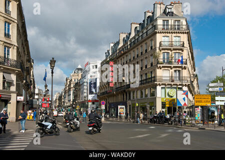 Occupato strada dello shopping di Rue de Rivoli, Paris, Francia Foto Stock