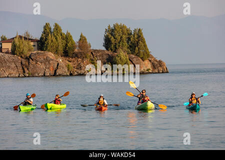 Family Sea kayak sul lago Flathead in Somers, Montana, USA (MR) Foto Stock