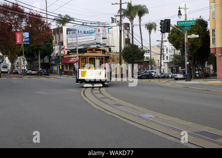 SAN FRANCISCO, CALIFORNIA, STATI UNITI - Novembre 25th, 2018: i passeggeri potranno godere di una corsa in funicolare e attraversando via Cristoforo Colombo e castagni. È il Foto Stock