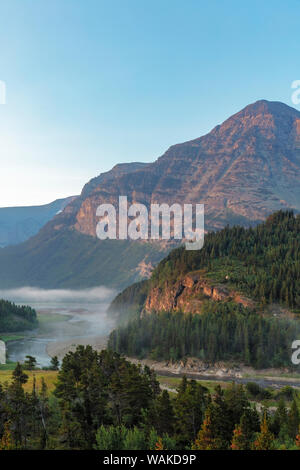 Nebbia a sunrise lungo la corrente di Swift Creek nel Parco Nazionale di Glacier, Montana, USA Foto Stock