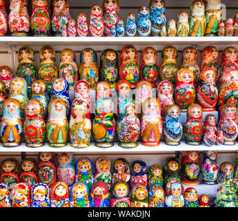 Tradizionale russo bambole di nidificazione o matrioska, in vendita a San Pietroburgo - Russia Foto Stock