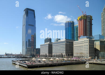 30 Hudson Street, ex Goldman Sachs Tower, J Owen Grundy Park e altre strutture sul fiume Hudson in Jersey City, New Jersey. Foto Stock