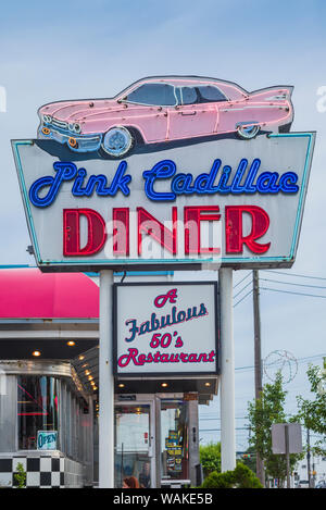 Stati Uniti d'America, New Jersey, Wildwoods. Anni Cinquanta Doo-Wop architettura, Pink Cadillac Diner insegna al neon Foto Stock