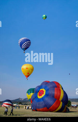 In mongolfiera ad aria calda che è stata riempita e predisposta per sendoff. (Solo uso editoriale) Foto Stock