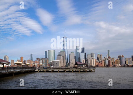 Guardando verso J Owen Grundy Park nella città di Jersey, New Jersey, con One World Trade Center e gli edifici di Manhattan in background Foto Stock