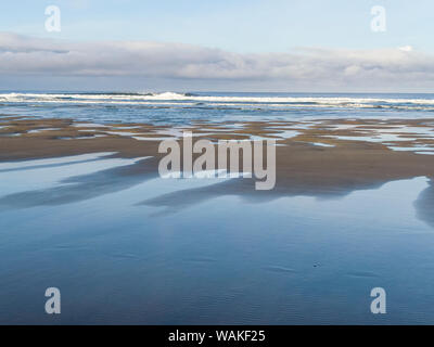 Stati Uniti d'America, Oregon, Manzanita. La riflessione del cielo sulla spiaggia come marea si spegne. Credito come: Wendy Kaveney Jaynes / Galleria / DanitaDelimont.com Foto Stock