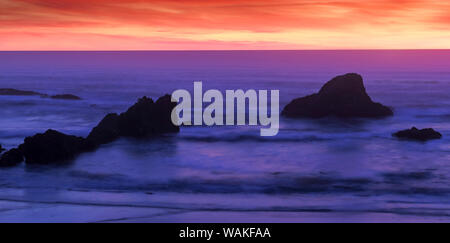 Tramonto sull'oceano Pacifica dalla roccia di tenuta lungo la costa dell'Oregon. Foto Stock