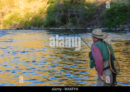 La gente di Pesca a Mosca Report di Pesca, inferiore fiume Deschutes, Central Oregon, Stati Uniti d'America (MR) Foto Stock