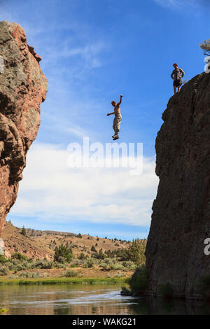 Cliff jumping vicino a Warm Springs Road, inferiore fiume Deschutes, Central Oregon, Stati Uniti d'America (MR) Foto Stock
