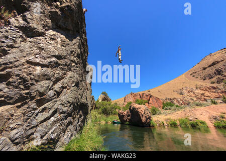 Cliff jumping vicino a Warm Springs Road, inferiore fiume Deschutes, Central Oregon, Stati Uniti d'America (MR) Foto Stock