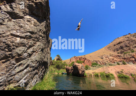 Cliff jumping vicino a Warm Springs Road, inferiore fiume Deschutes, Central Oregon, Stati Uniti d'America (MR) Foto Stock