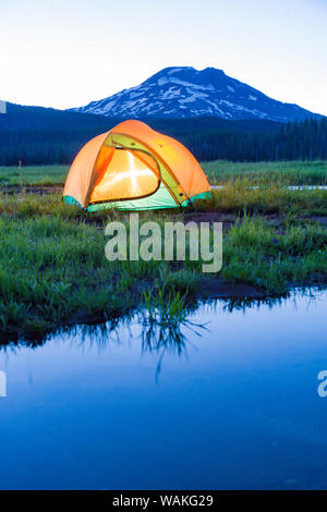 Tenda da campeggio, South Sister (quota 10, 358 ft.) Scintille Lago, tre sorelle Deserto Orientale, Oregon, Stati Uniti d'America Foto Stock