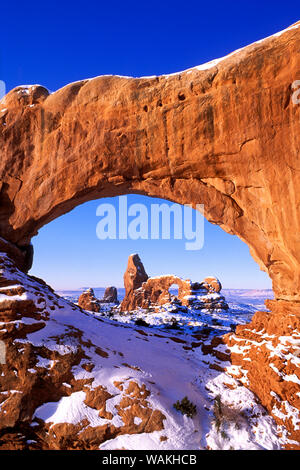 La luce del mattino sulla finestra del nord della torretta di framing Arch in inverno, Arches National Park, Utah, Stati Uniti d'America. Foto Stock