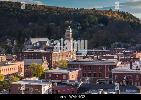 Stati Uniti d'America, Vermont Montpelier. Elevata vista città, tramonto Foto Stock