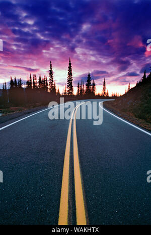 Stati Uniti d'America, nello Stato di Washington, Mt. Rainier National Park. Strada e nuvole al tramonto. Credito come: Dennis Flaherty Jaynes / Galleria / DanitaDelimont.com Foto Stock