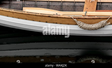 Stati Uniti d'America, nello Stato di Washington, Port Townsend. Riga in legno barca in acqua. Credito come: Don Paulson Jaynes / Galleria / DanitaDelimont.com Foto Stock