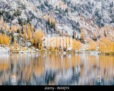 Stato di Washington, Alpine Lakes Wilderness. Incanto laghi, golden larici riflette alla perfezione il lago Foto Stock