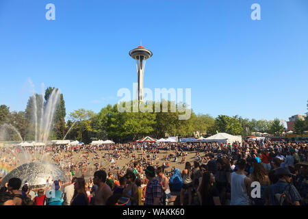 Stato di Washington, USA. 2012 Vista del centro di Seattle e dintorni. Lo Space Needle dipinta sul tetto " Galaxy " Oro per il suo cinquantesimo anniversario. La folla è per il Folklife Festival organizzato ogni anno durante il weekend del Memorial Day. (Solo uso editoriale) Foto Stock