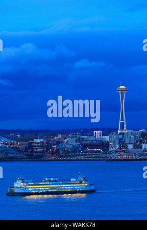 Vista di Seattle Waterfront da Hamilton Park, West Seattle neighborhood, Seattle, nello Stato di Washington. Stato di Washington il traghetto e lo Space Needle. Foto Stock